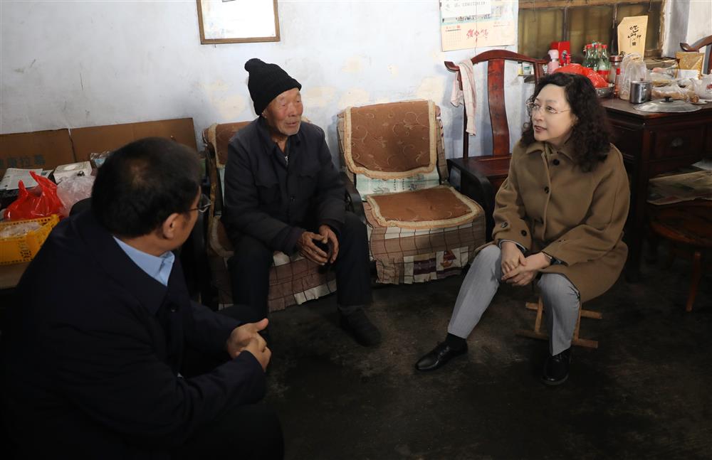 產發集團黨委書記、董事長黃蓓帶隊到鋼城區走訪慰問駐村第一書記